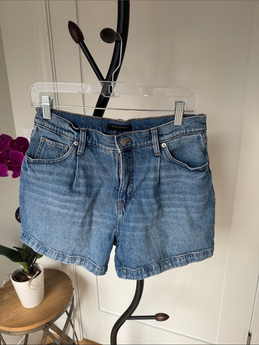 Banana Republic, Women’s Pleated Denim Shorts - Medium Wash - 28/6